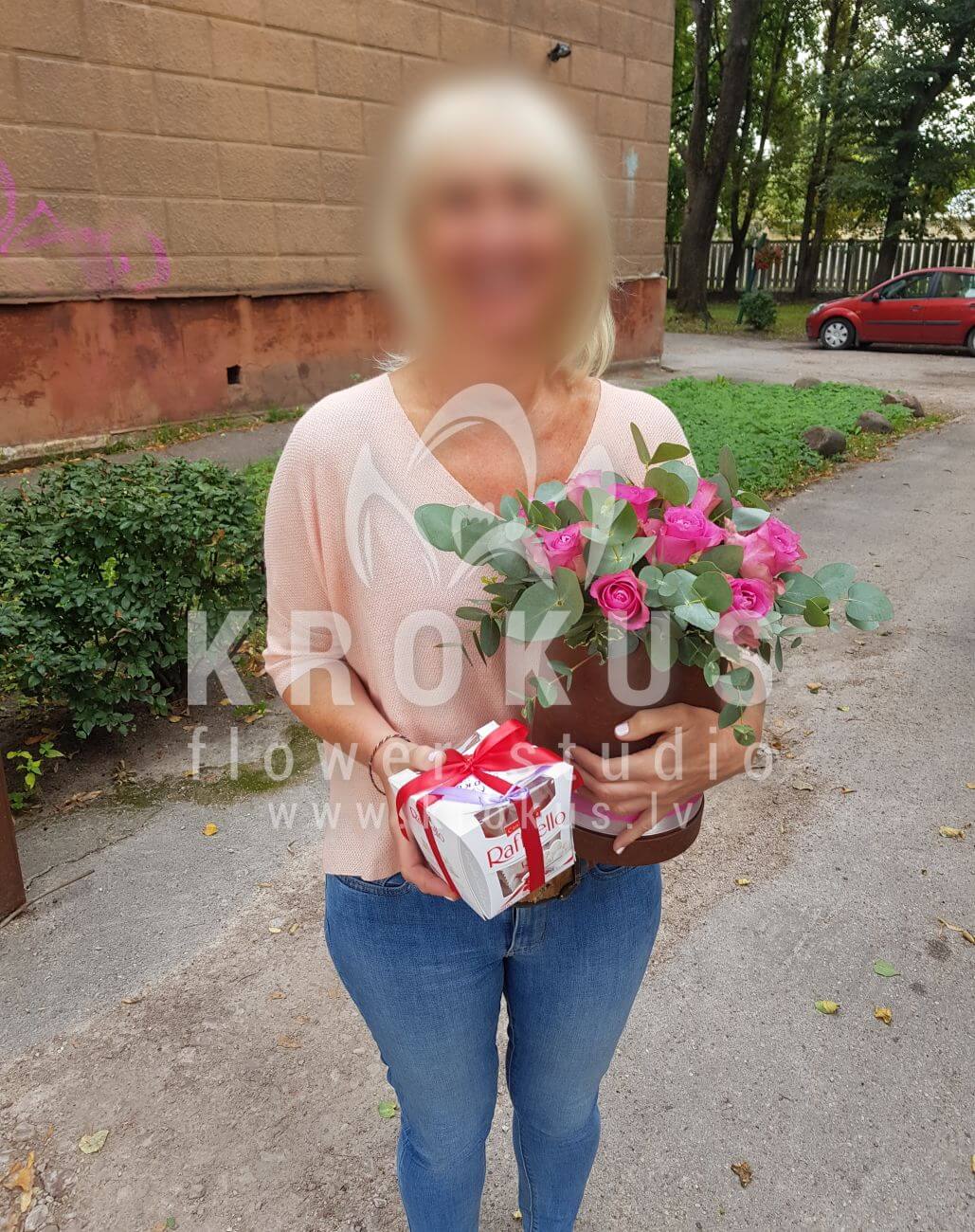 Ziedu piegāde Latvia Rīga (rozā rozesstilīga kastīteeikalipts)