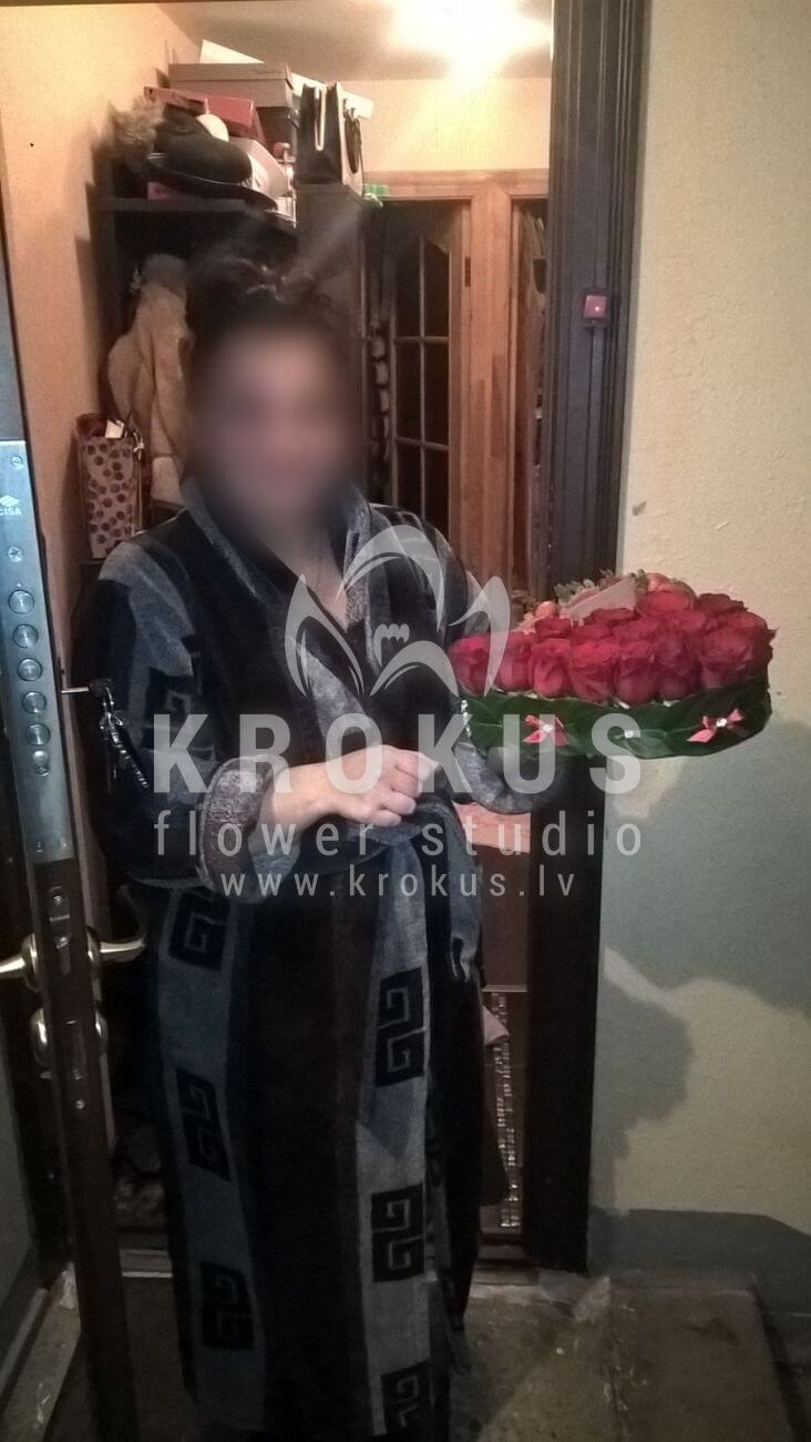 Deliver flowers to Latvia (salalred roses)