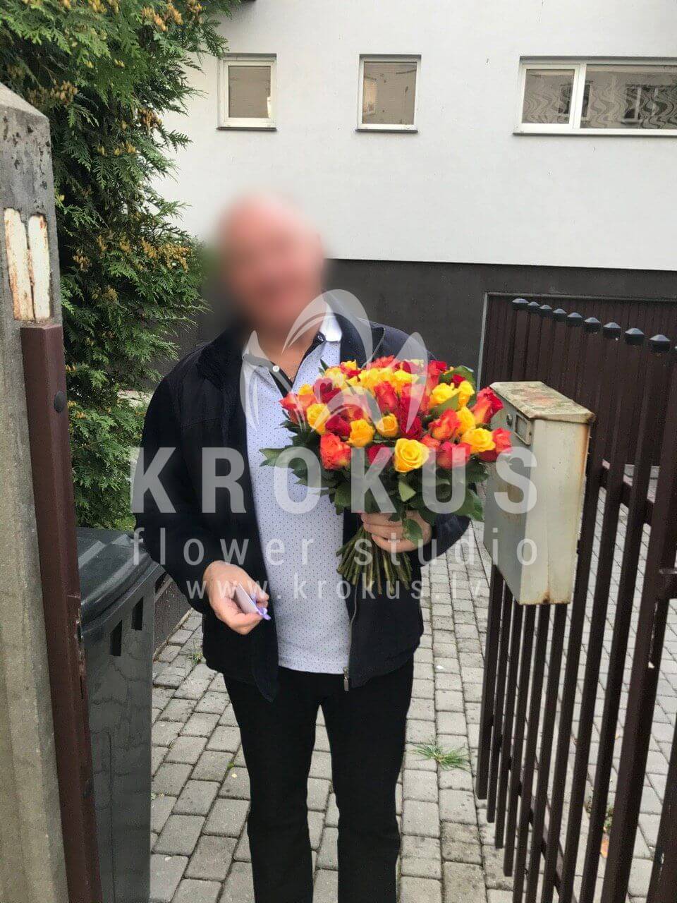Ziedu piegāde Latvia Rīga (rozā rozesbaltas rozesoranžas rozesdzeltenas rozessarkanas rozes)