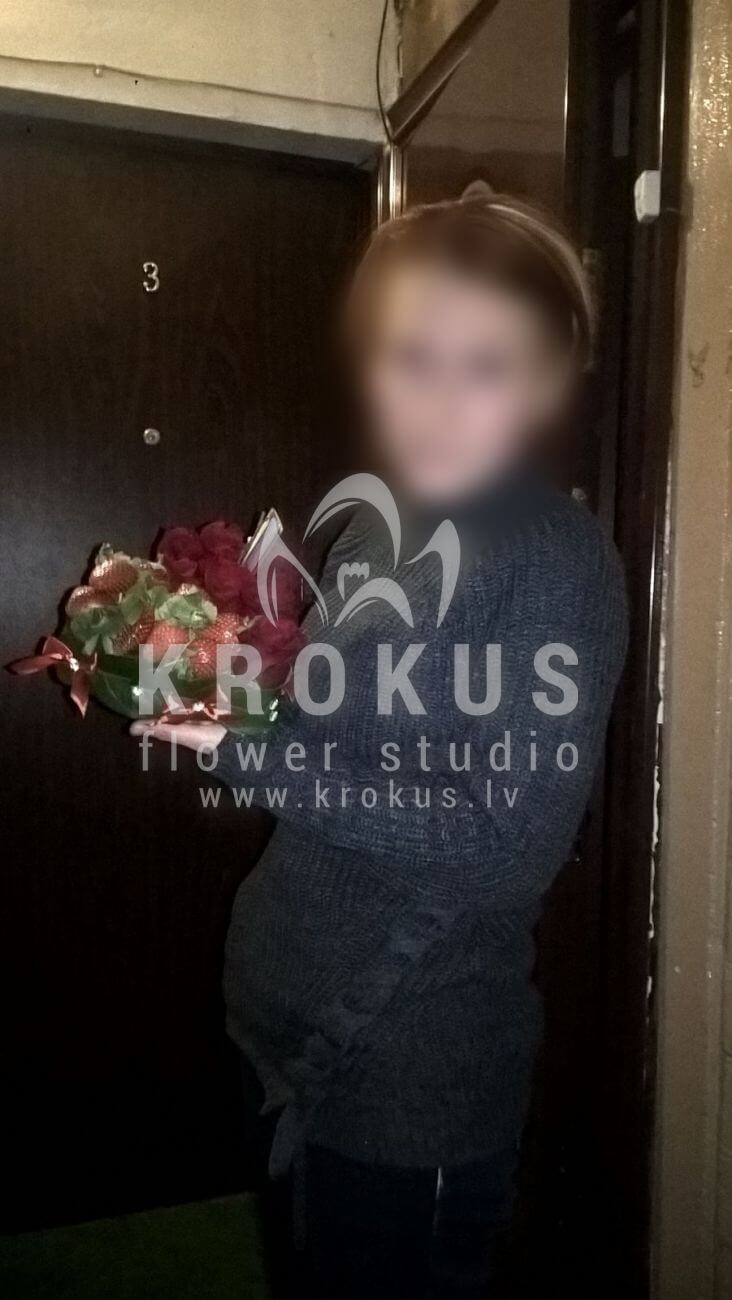 Доставка цветов в город Latvia (салалкрасные розы)