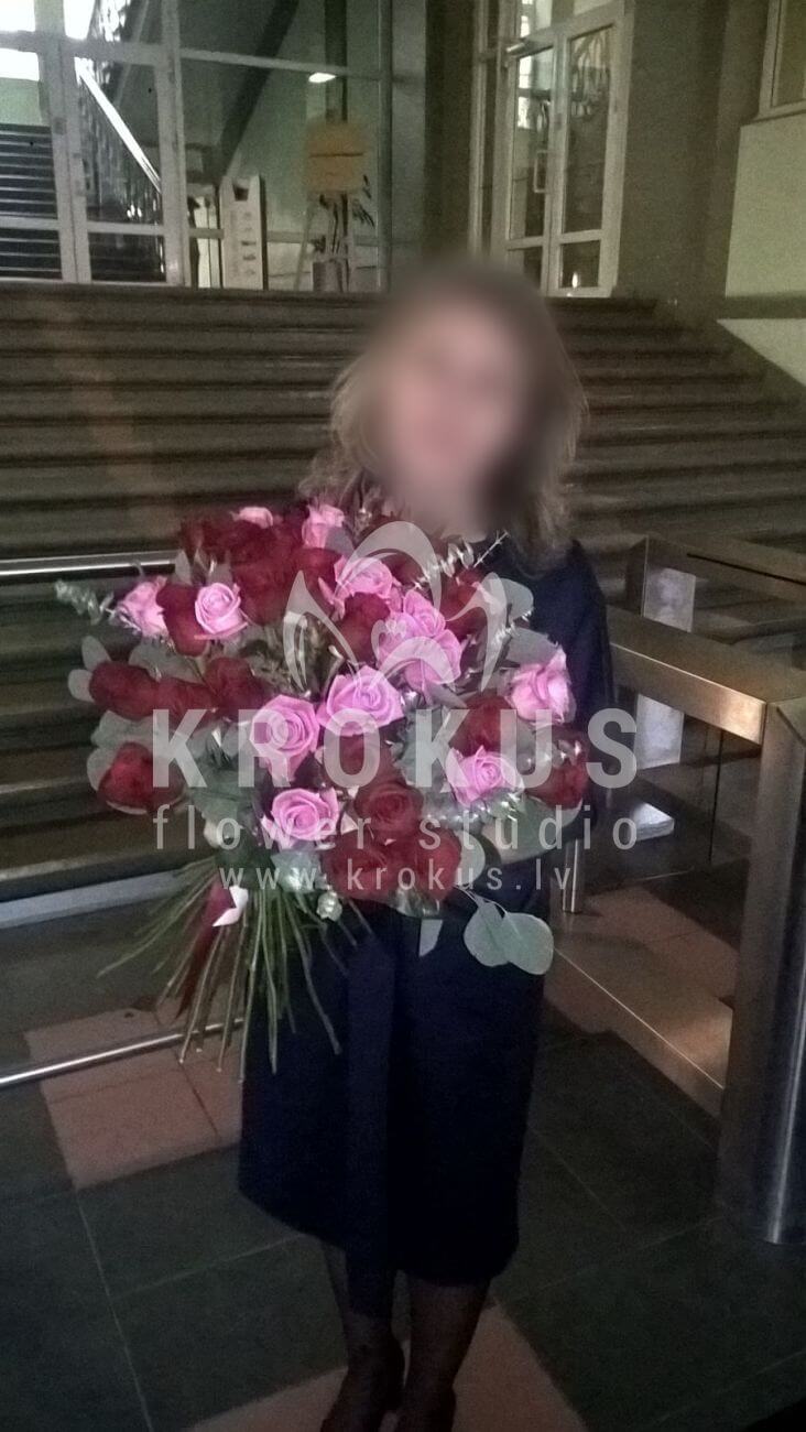 Ziedu piegāde Latvia Latvia (rozā rozesorhidejasleikodendronieikaliptssarkanas rozes)