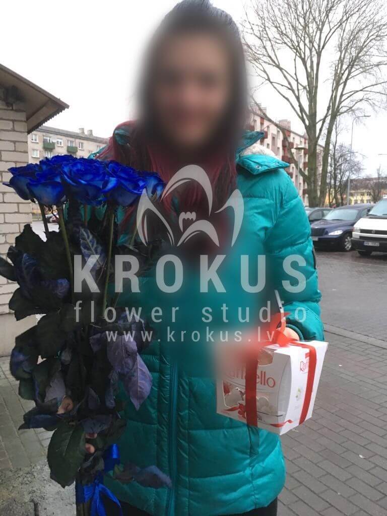 Доставка цветов в город Latvia (cиние розы)