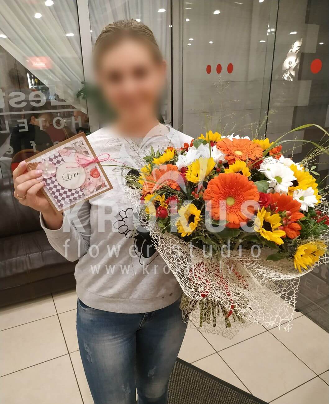 Deliver flowers to Rīga (shrub rosessunflowersmeadow flowersgoldenrodchrysanthemumshypericumdaisies)