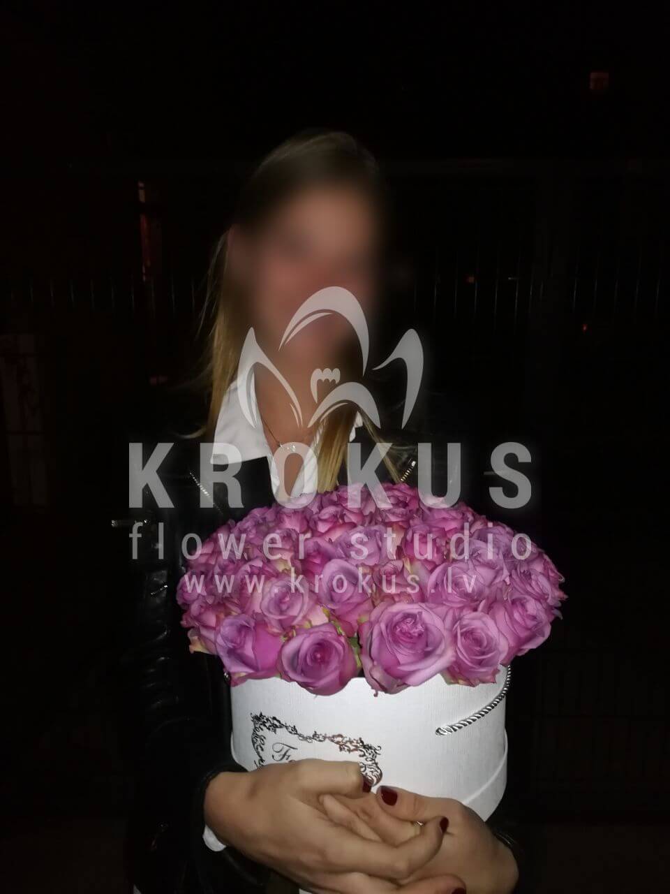 Доставка цветов в город Рига (коробкачерные розы)