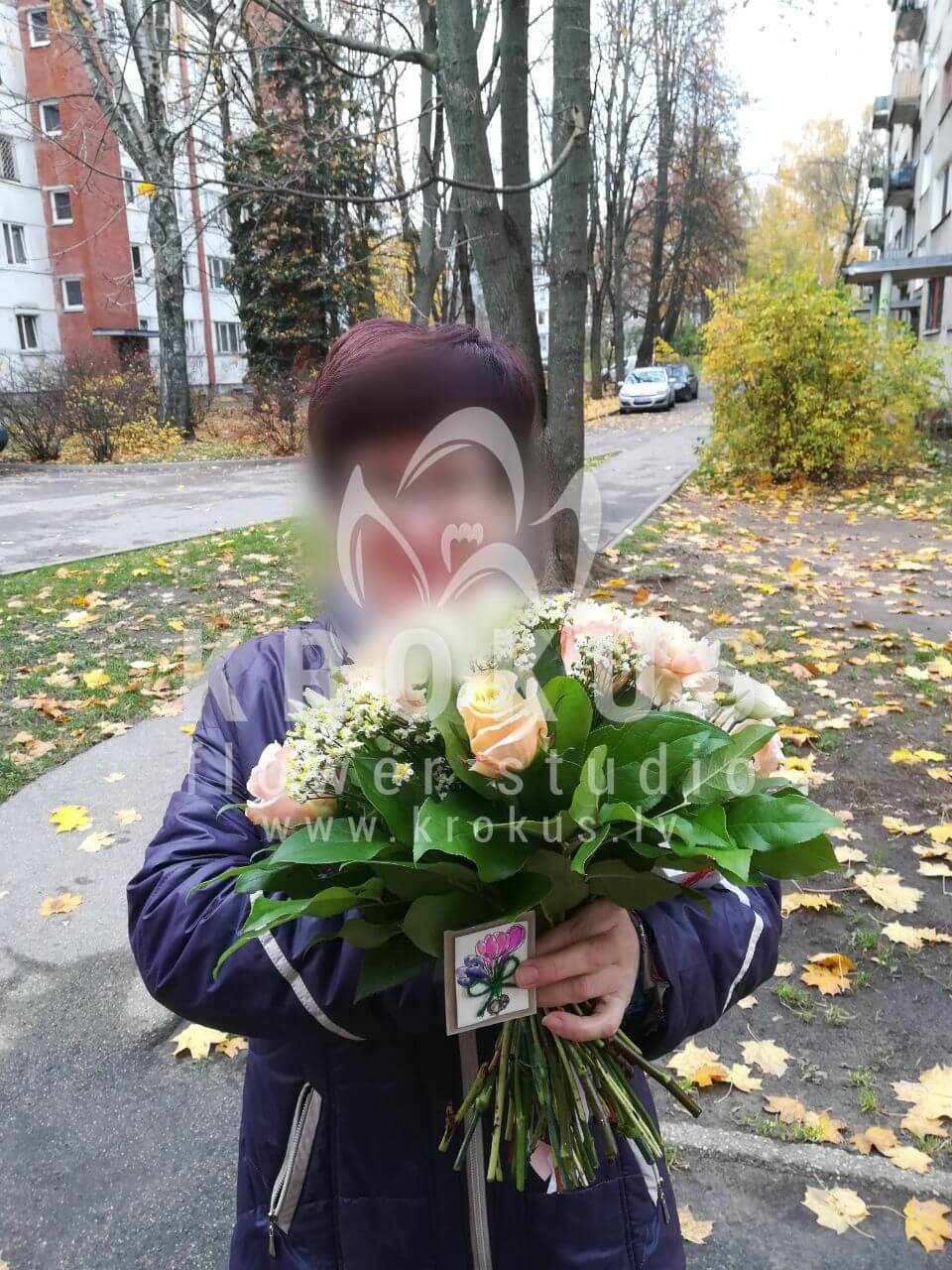 Доставка цветов в город Рига (лимониумгвоздикикремовые розысалаллизиантусы (эустома))
