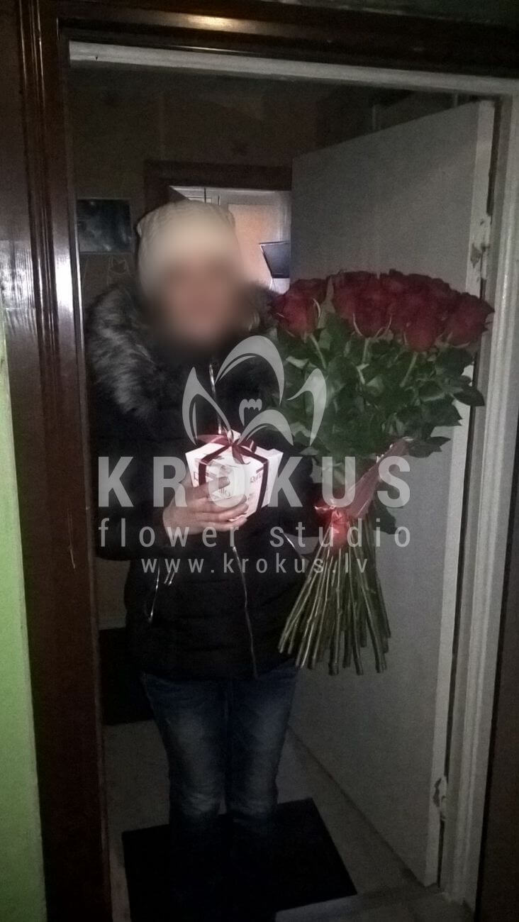 Deliver flowers to Latvia (red roses)