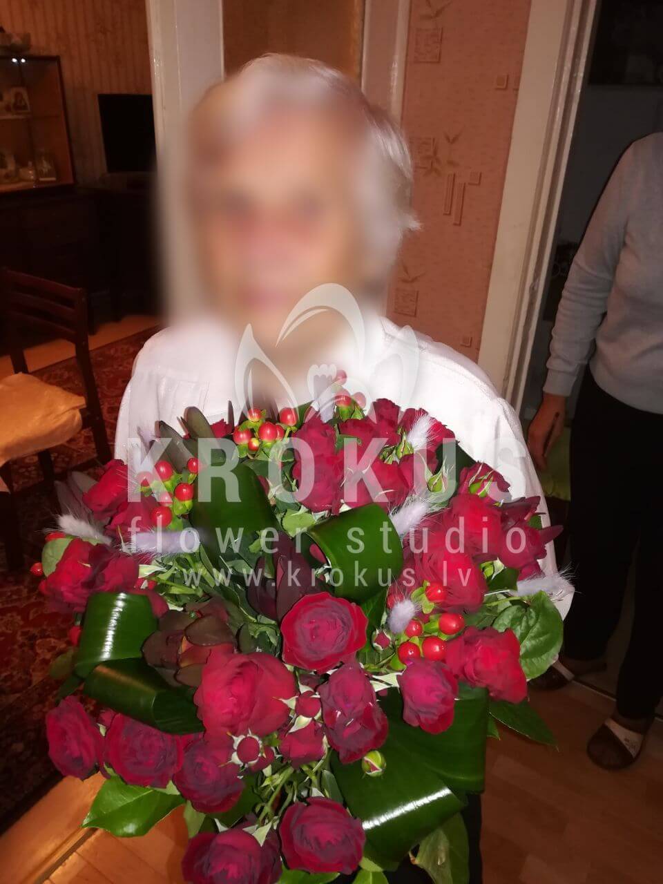 Deliver flowers to Rīga (skimmiacloveshypericumleucadendronsalalred rosesaspidistra)