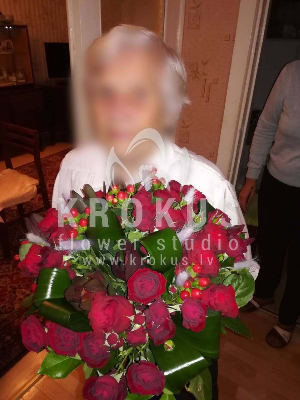 Ziedu piegāde Latvia Rīga (skimmijaneļķesleikodendronihypericumsalal (goltjēra)sarkanas rozesaspidistra)