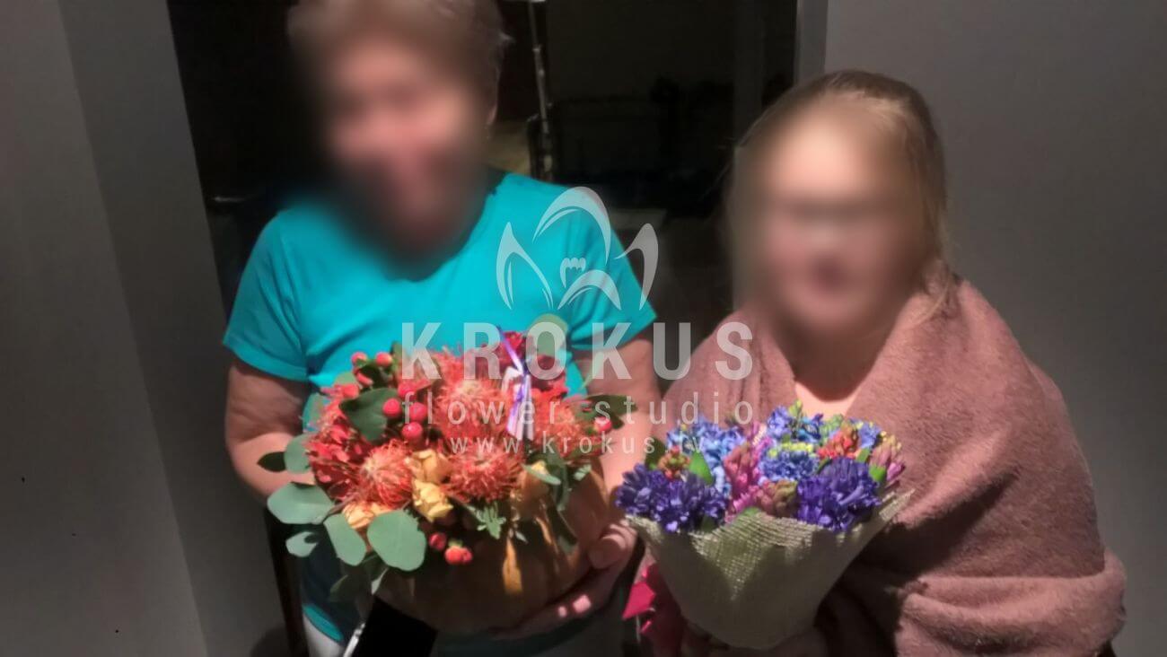 Deliver flowers to Latvia (ilexhyacinthbruniapumpkinleucadendronleucospermum)