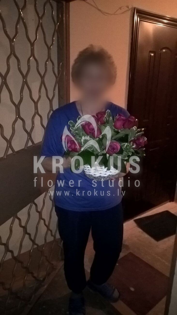 Deliver flowers to Latvia (bicolor roses)