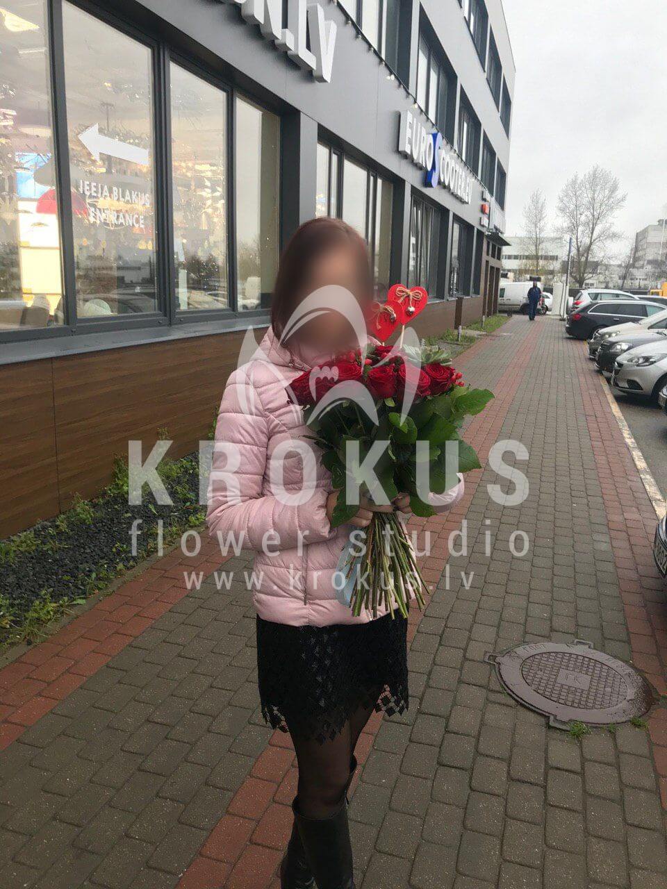 Доставка цветов в город Рига (гиперикумсуккулентыкрасные розы)