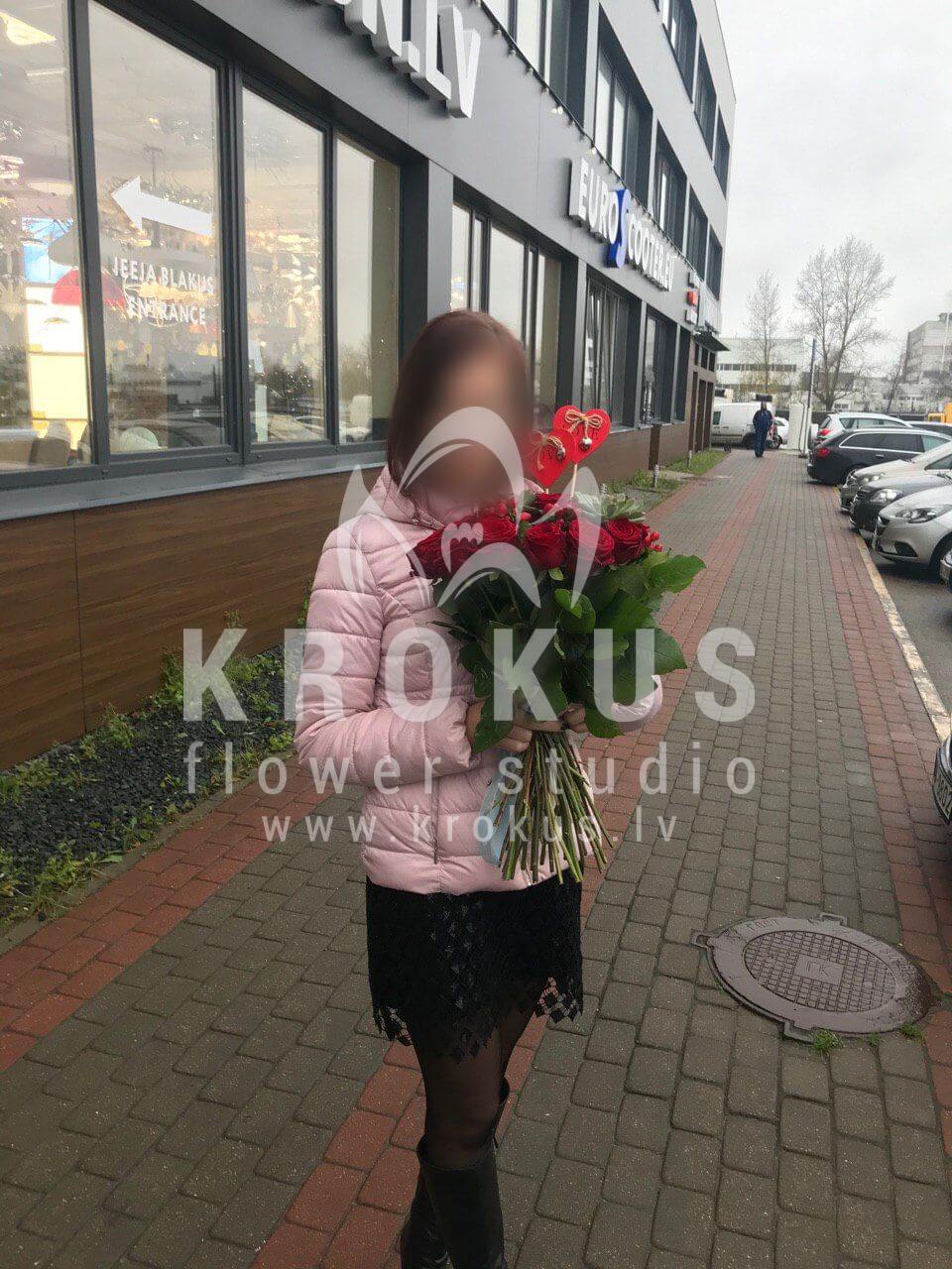 Ziedu piegāde Latvia Rīga (sukulentihypericumsarkanas rozes)
