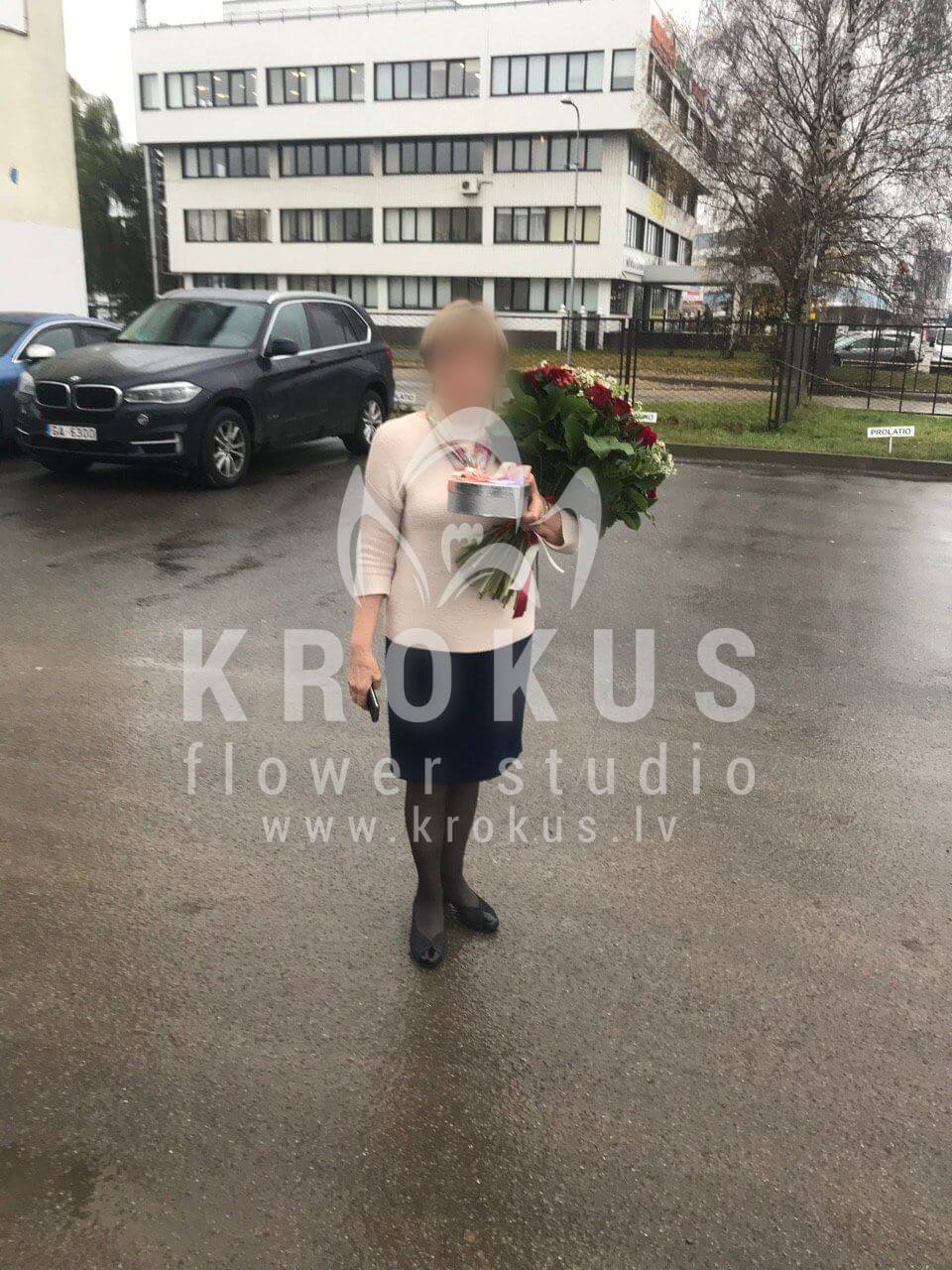 Ziedu piegāde Latvia Rīga (pistācijakumelītehypericumsarkanas rozes)