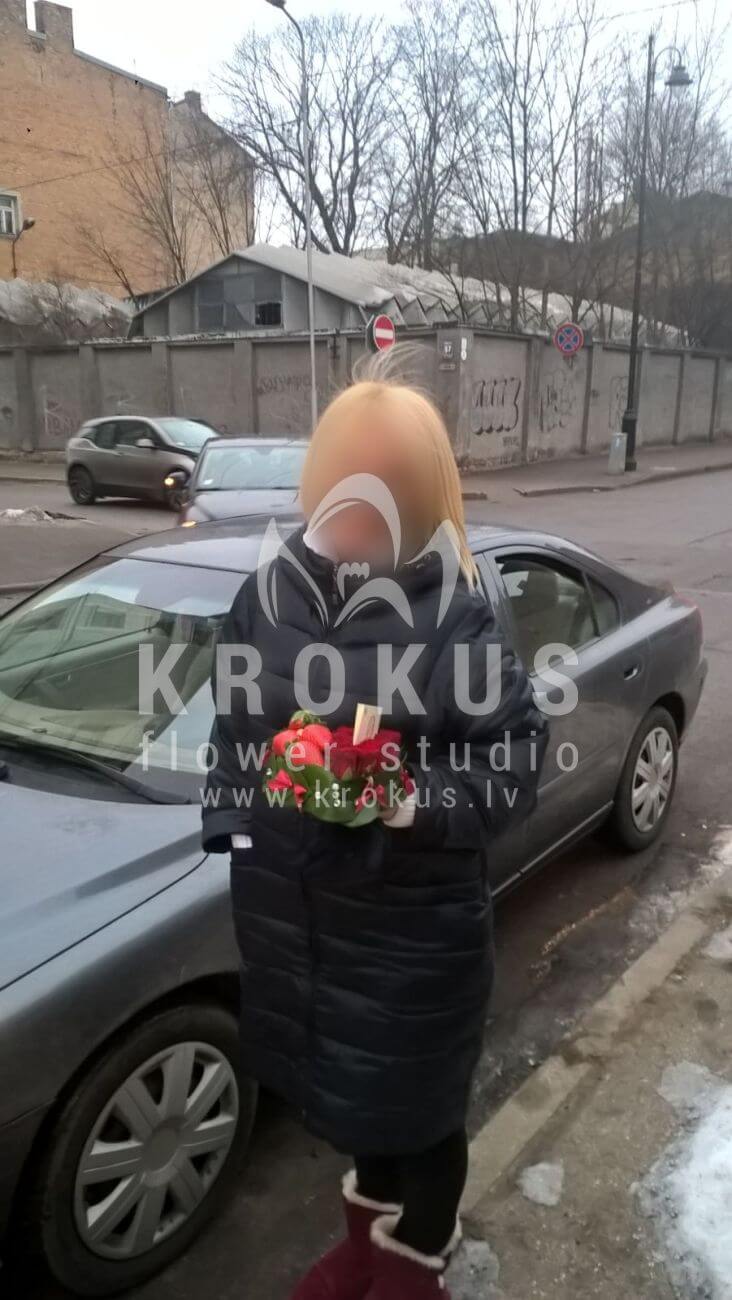 Deliver flowers to Latvia (salalred roses)