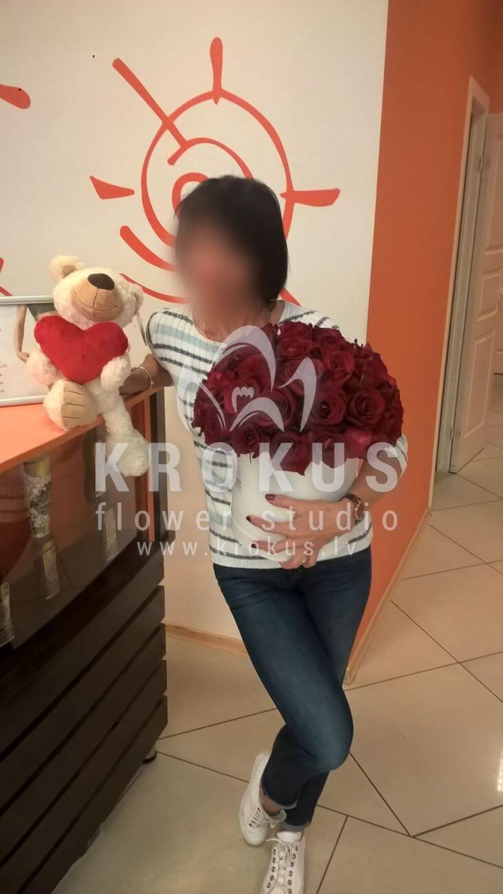 Deliver flowers to Latvia (boxred roses)