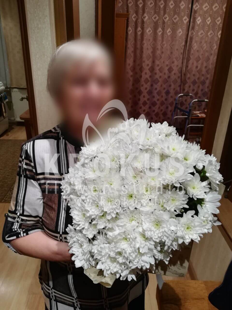 Deliver flowers to Rīga (dahlialaceleaflarkspurwhite rosesgree bellhydrangeaslisianthuses (eustoma))