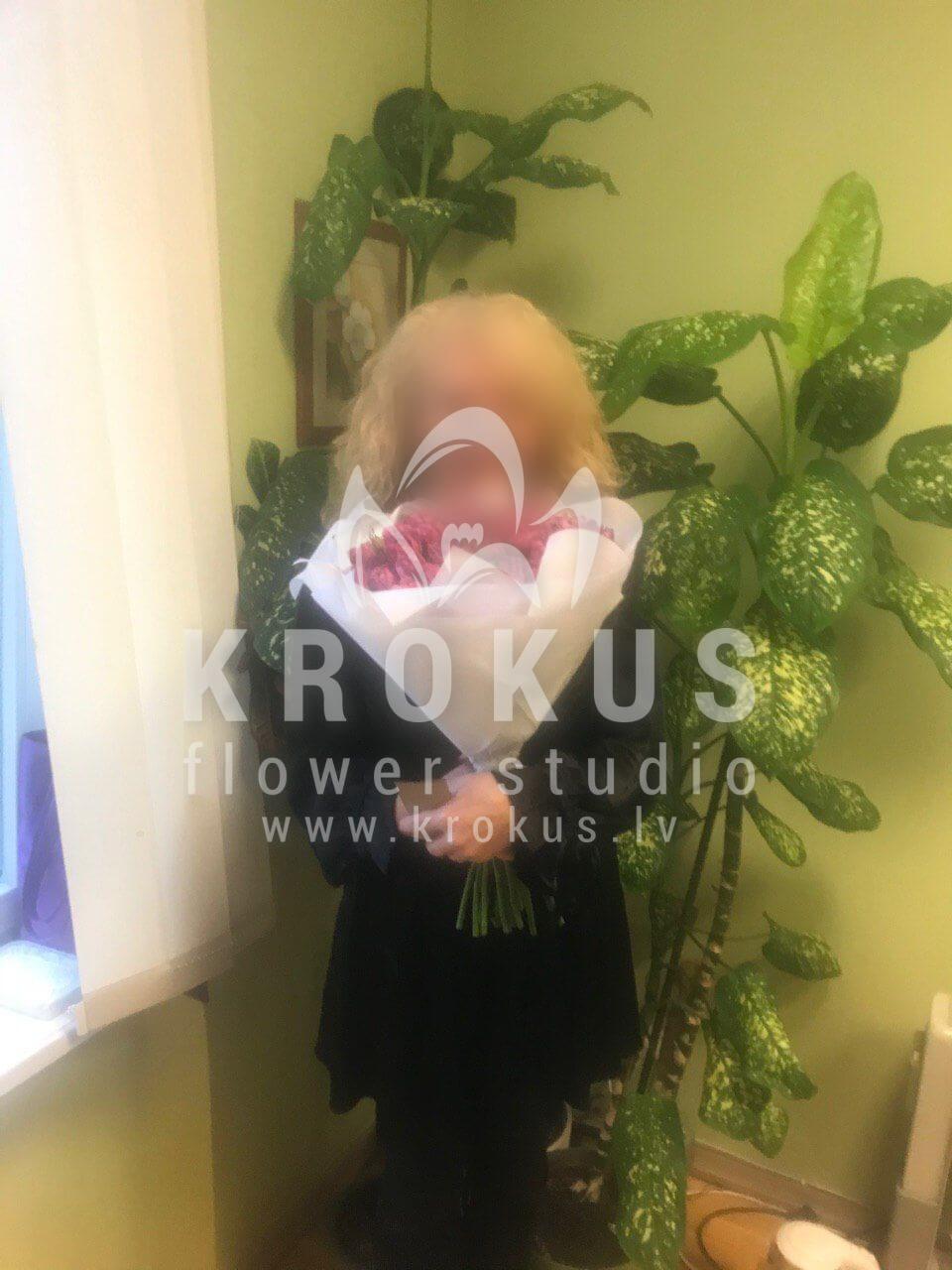 Deliver flowers to Rīga (shrub rosespink rosespeony roses)