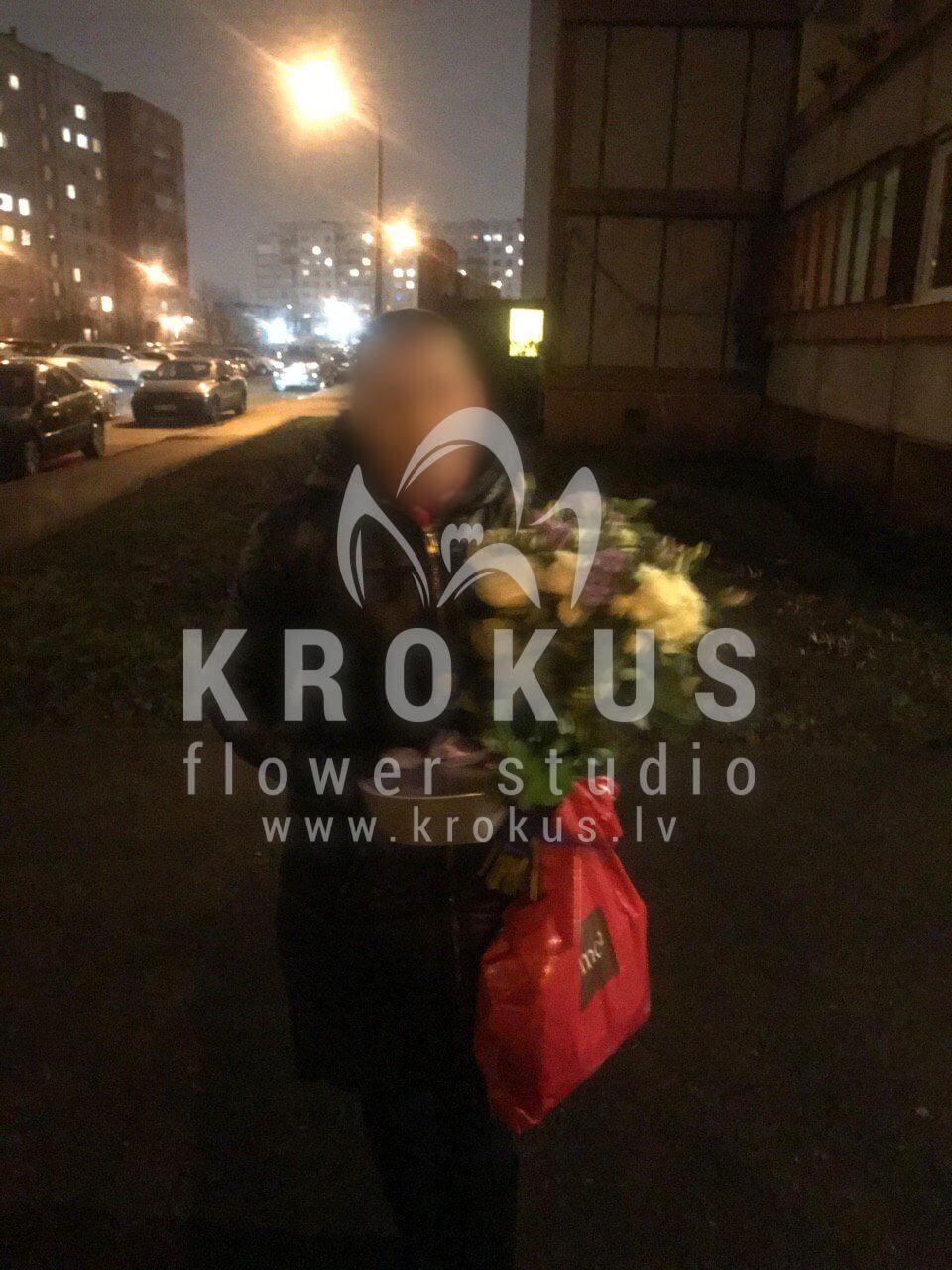 Deliver flowers to Rīga (shrub rosesmatthiolawhite roseswaxflowersalalcheesewood)