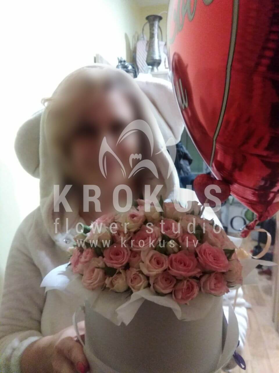 Deliver flowers to Rīga (shrub rosesstylish box)