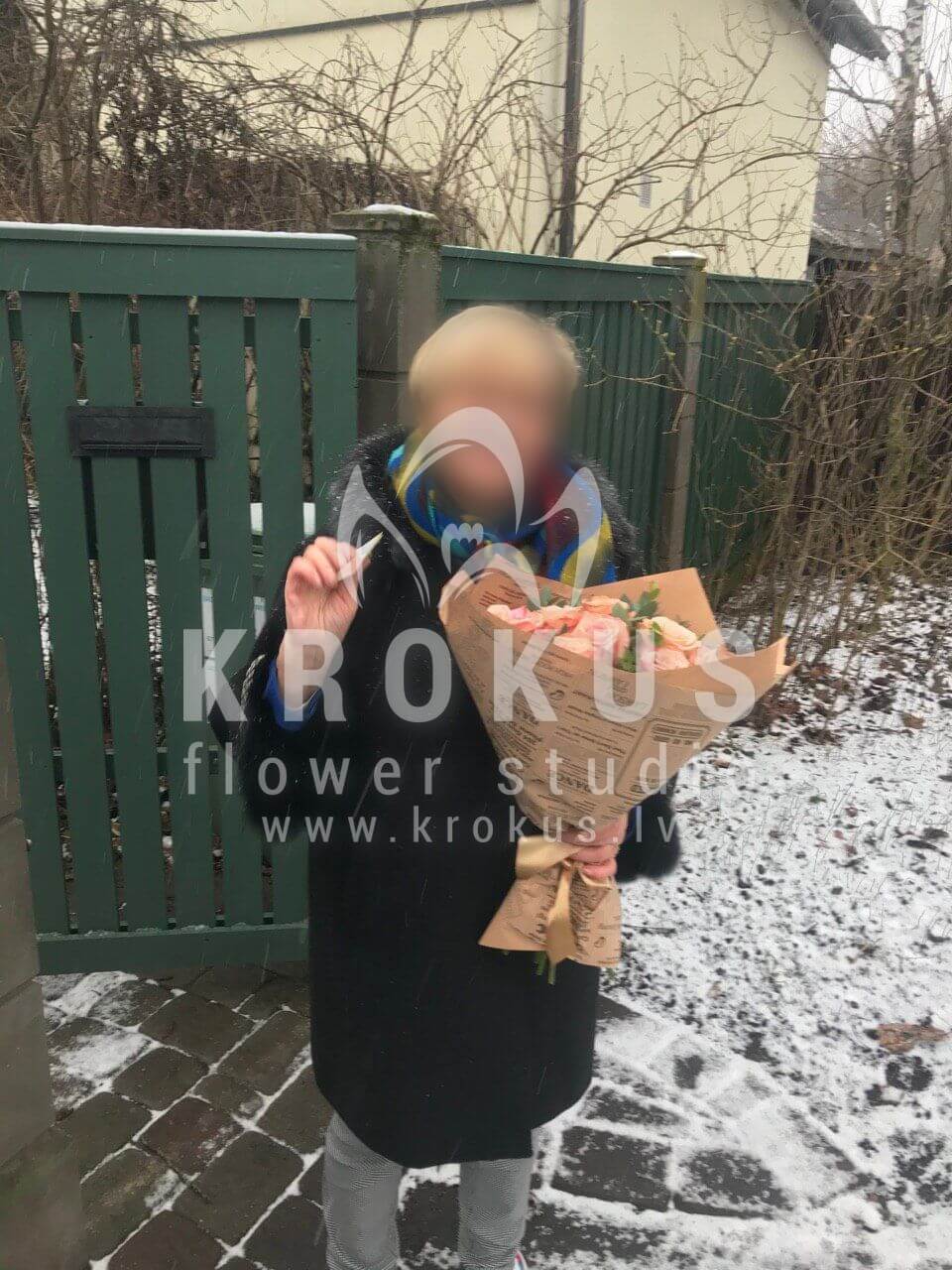 Доставка цветов в город Рига (фисташкаэвкалипторанжевые розы)