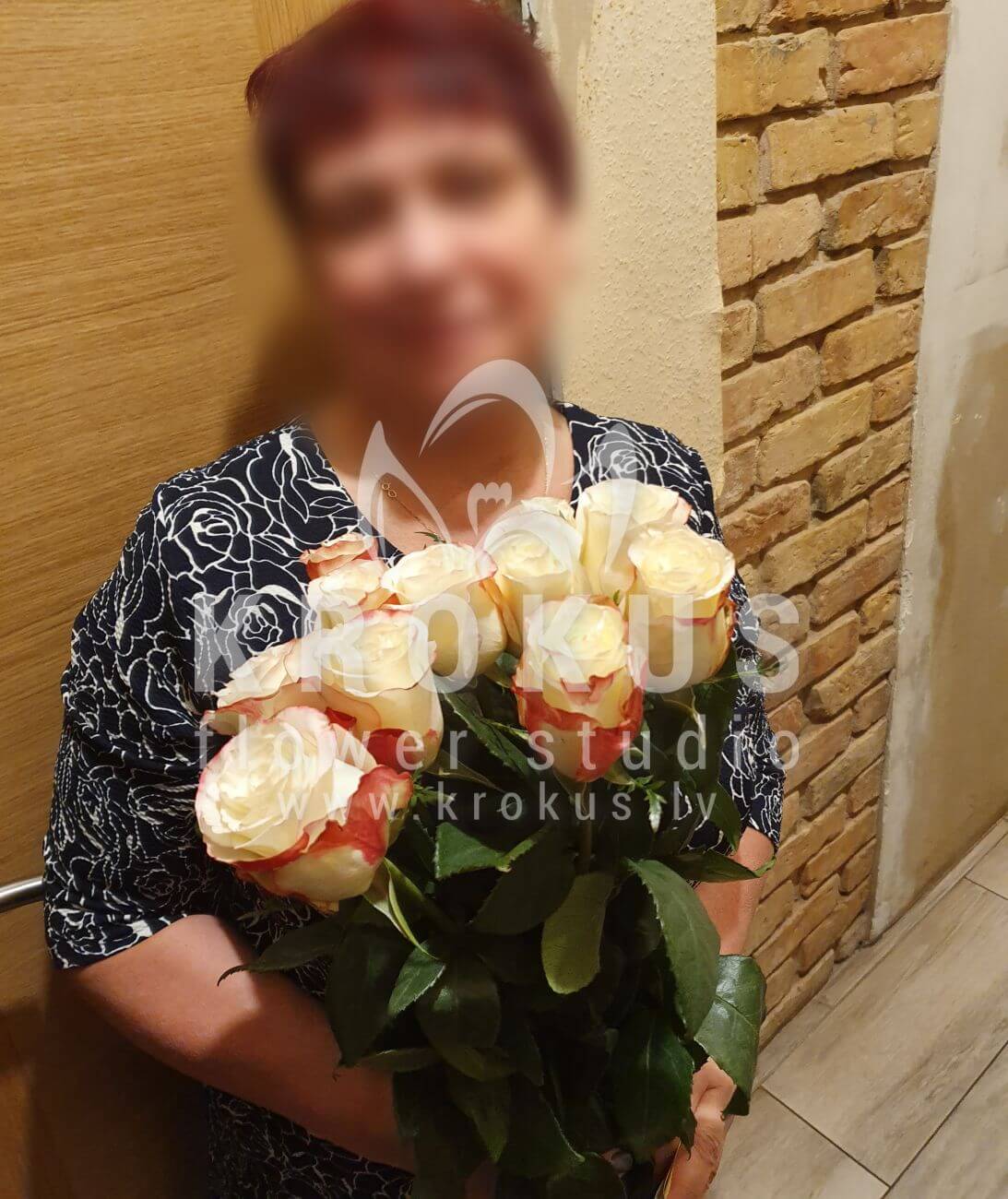 Ziedu piegāde Latvia Rīga (krūmrozesmatiolakrēmkrāsas rozeseikaliptspeonveidīgās rozeshortenzijaspeonijaslizantes)