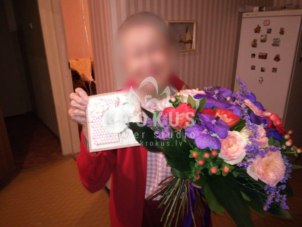 Deliver flowers to Rīga (culantrohypericumhydrangeassalalbicolor roses)