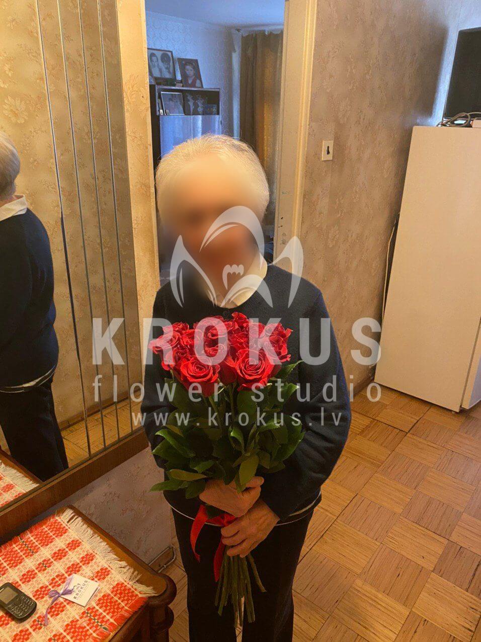 Deliver flowers to Rīga (bicolor roses)