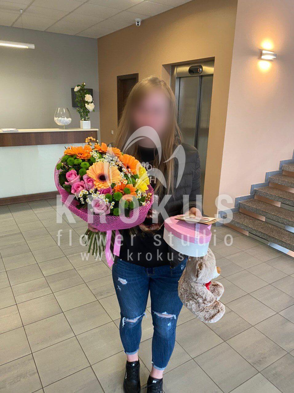 Deliver flowers to Tīraine (pink rosestanacetumchrysanthemumseupatoriumyellow rosesdaisies)