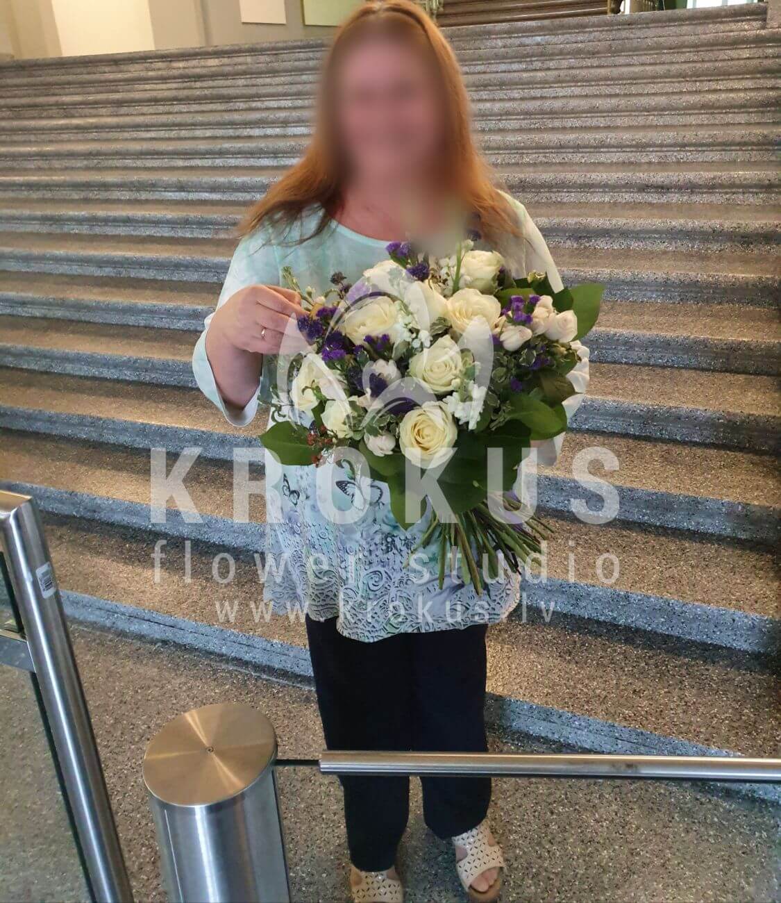 Deliver flowers to Rīga (shrub rosesmatthiolawhite roseswaxflowersalalcheesewood)