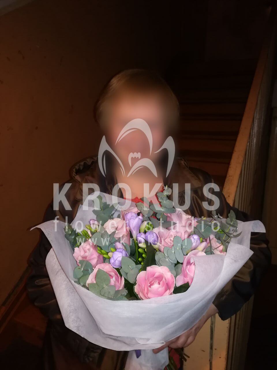 Доставка цветов в город Рига (розовые розыфрезииэвкалипт)