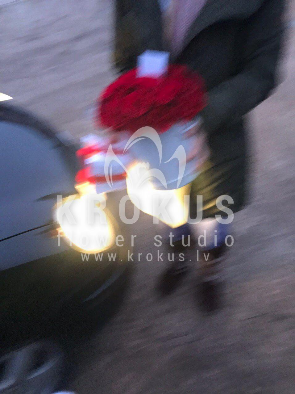 Доставка цветов в город Salaspils (коробкакрасные розы)