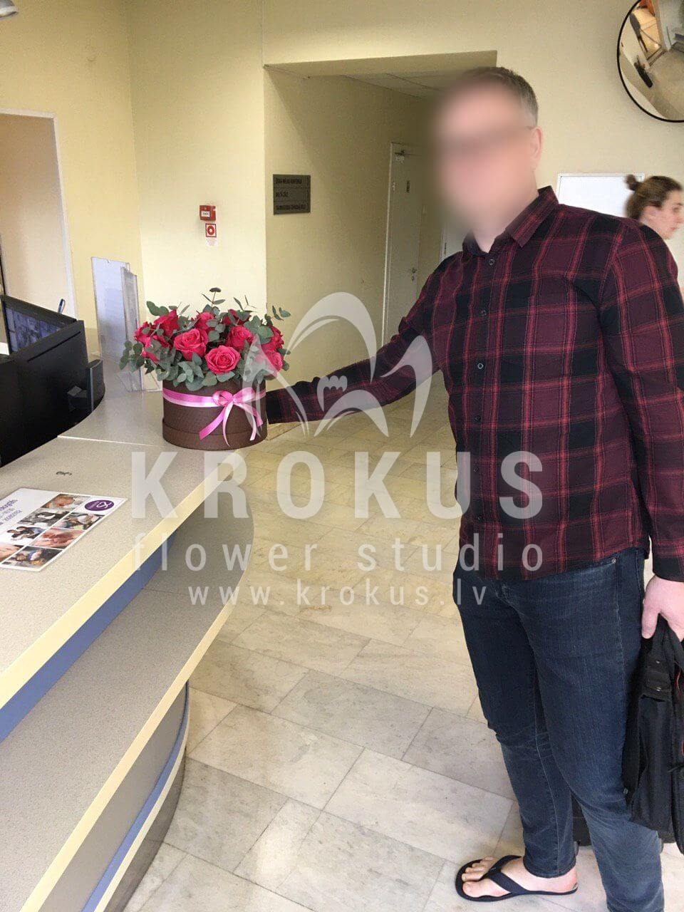 Deliver flowers to Rīga (pink rosesstylish boxgum tree)