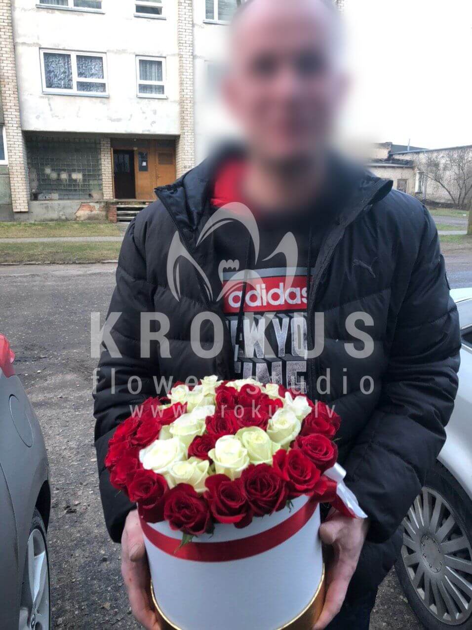 Доставка цветов в город Seda (стильная коробкабелые розыкрасные розы)