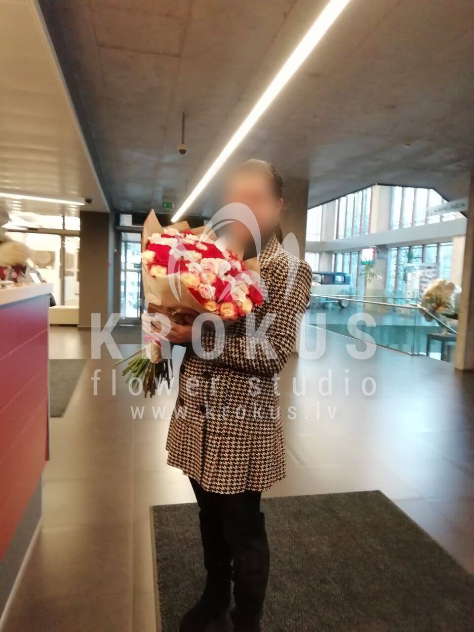 Ziedu piegāde Latvia Rīga (rozā rozesbaltas rozesoranžas rozeskrēmkrāsas rozesdzeltenas rozessarkanas rozes)