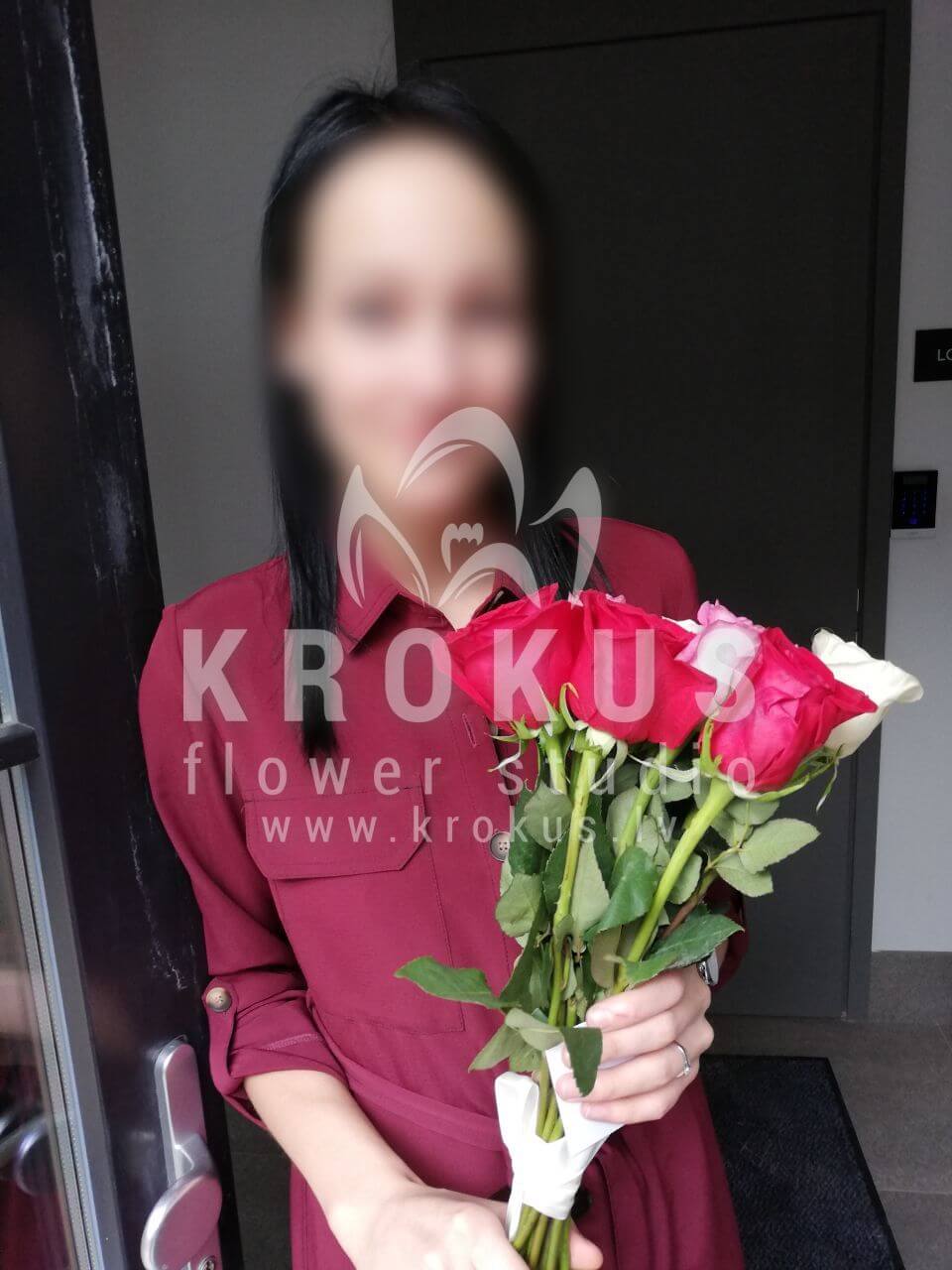 Deliver flowers to Rīga (pink roseswhite rosescream rosesorange rosesred rosesyellow roses)