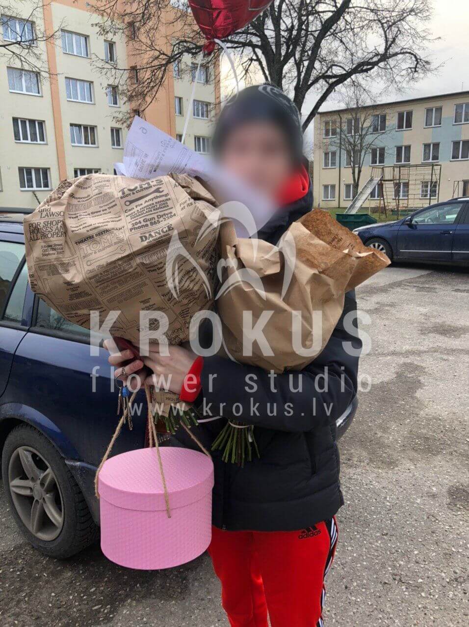 Deliver flowers to Cēsis (pink rosesdecorwhite roseschrysanthemumspurple roses)