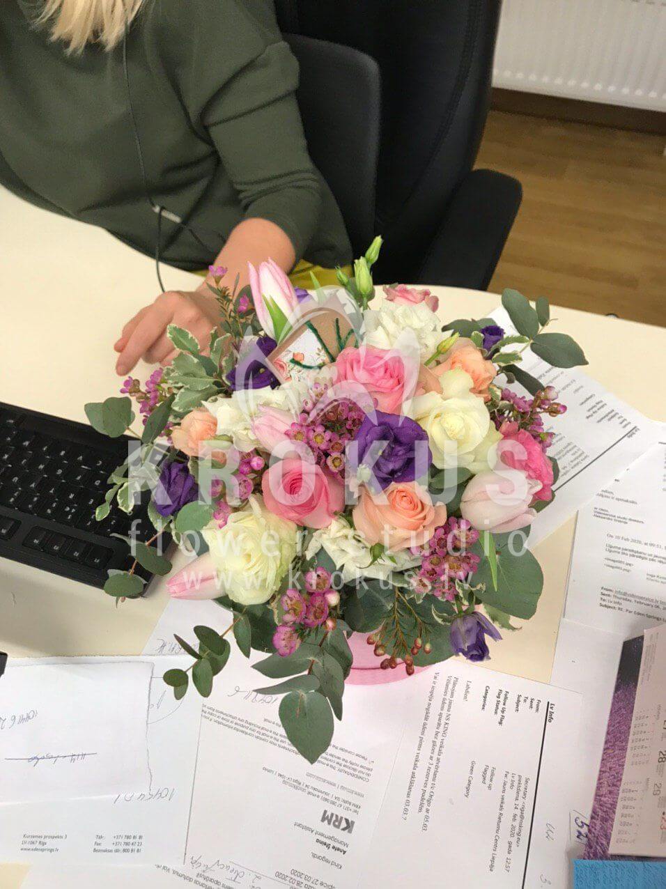 Доставка цветов в город Ādaži (розовые розытюльпаныгвоздикистильная коробкабелые розыэвкалиптваксфлауэр)