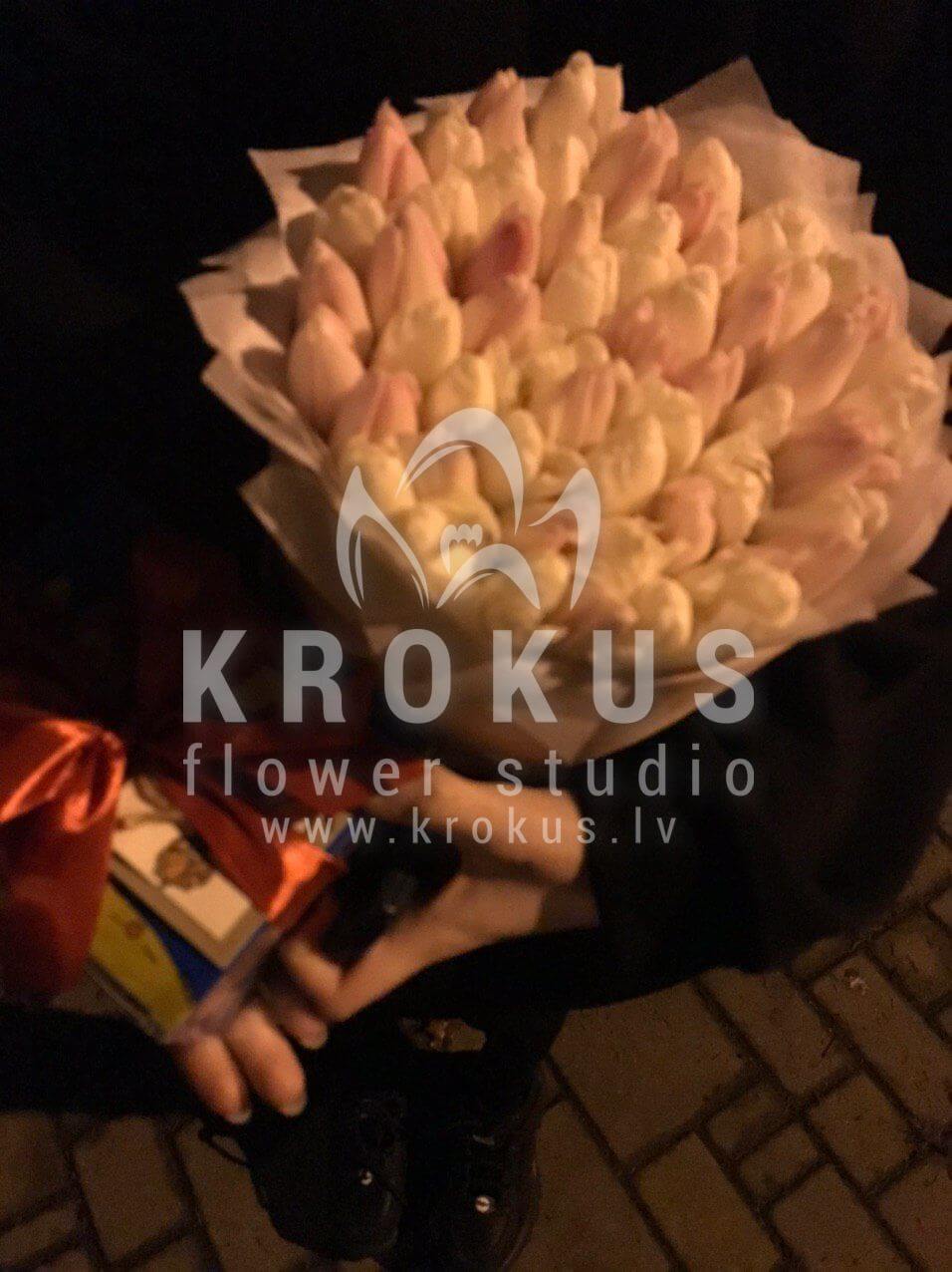 Доставка цветов в город Jūrmala (кустовые розыгвоздикиальстромерияэвкалипткрасные розыгиперикумгерберы)