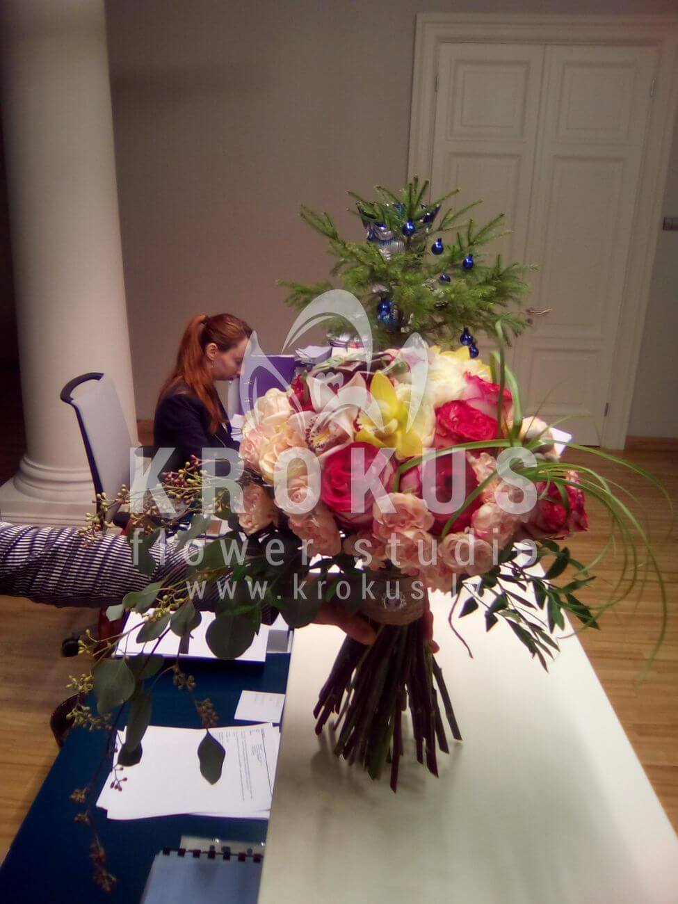 Доставка цветов в город Latvia (кустовые розыальстромериястатицагиперикумкорал фернсалалжелтые розыгерберы)