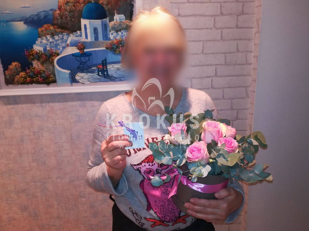Ziedu piegāde Latvia Rīga (rozā rozesstilīga kastīteeikalipts)