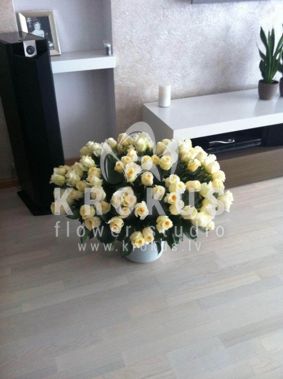 Deliver flowers to Latvia (cream roses)