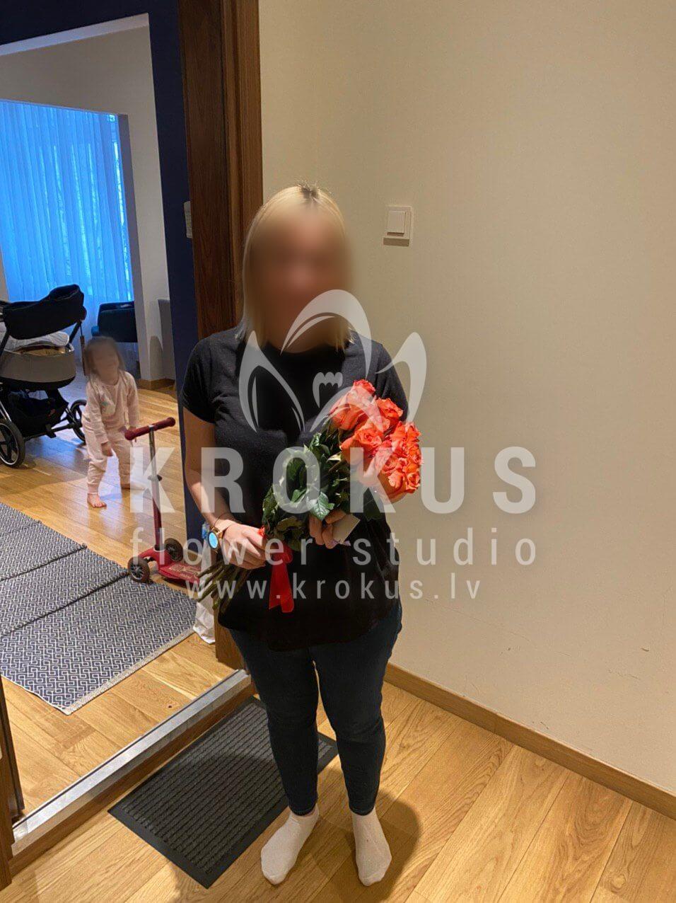 Ziedu piegāde Latvia Rīga (rozā rozesdivkrāsu rozes)