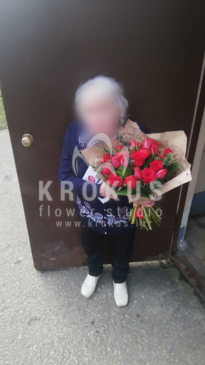 Deliver flowers to Rīga (shrub rosestulipsbuttercupsgum tree)