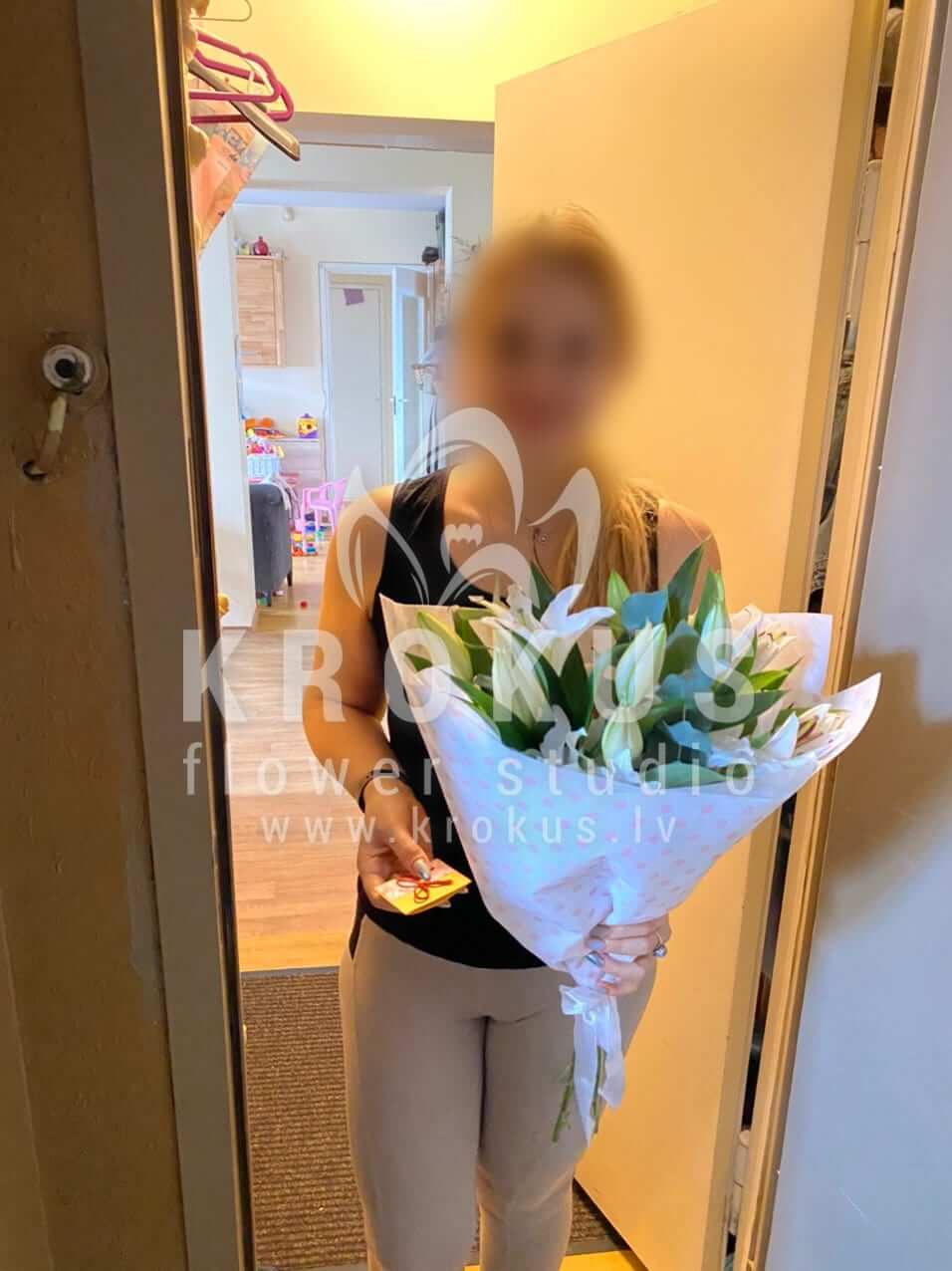 Deliver flowers to Rīga (lilies)