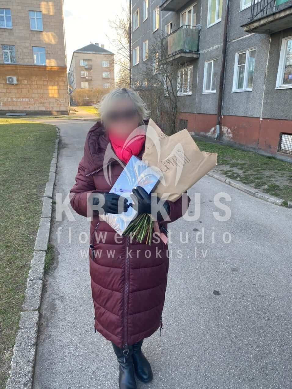 Доставка цветов в город Рига (фисташкаэвкалипторанжевые розы)