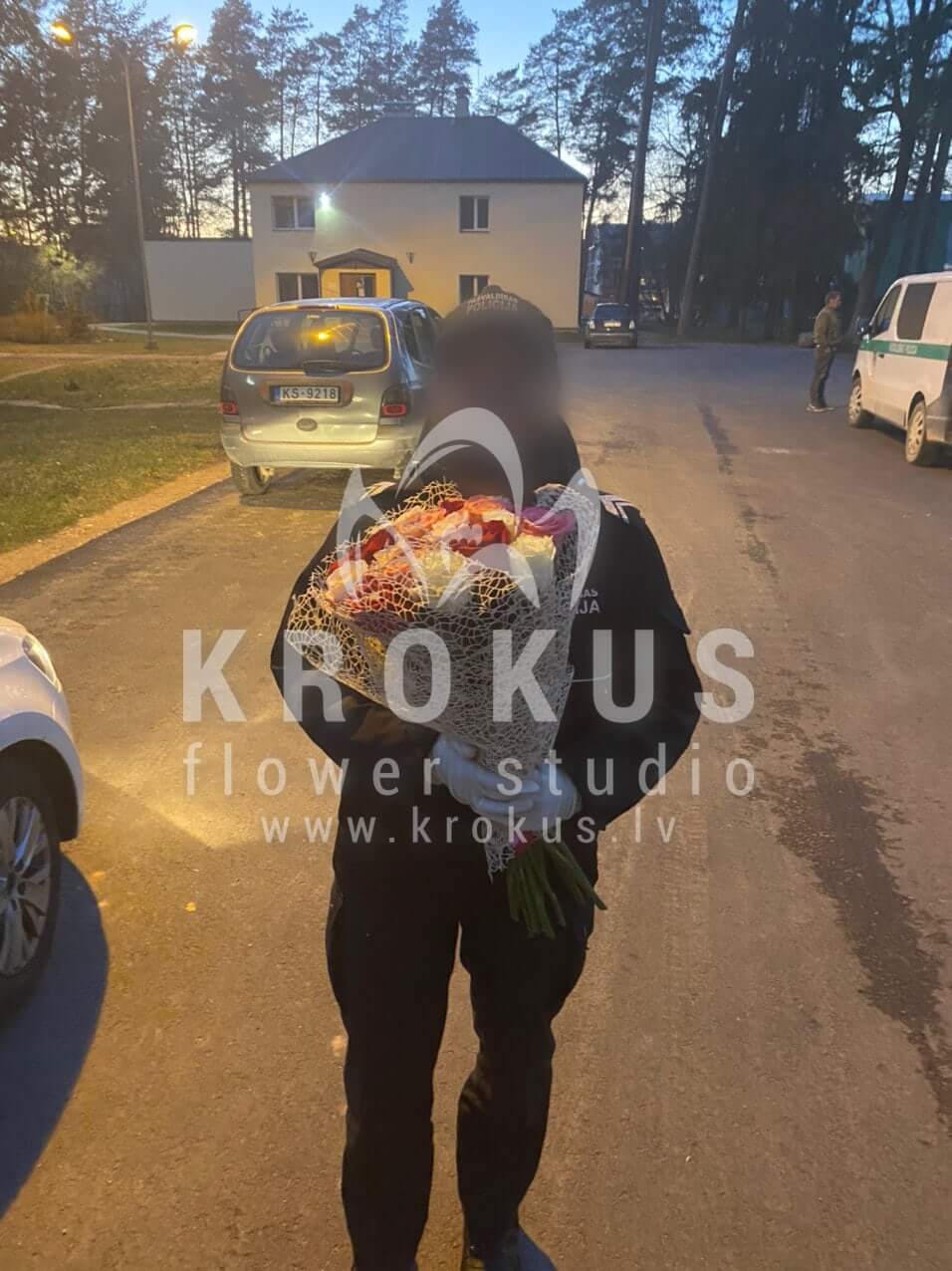 Ziedu piegāde Latvia Latvia (rozā rozesbaltas rozesoranžas rozesdzeltenas rozessarkanas rozes)