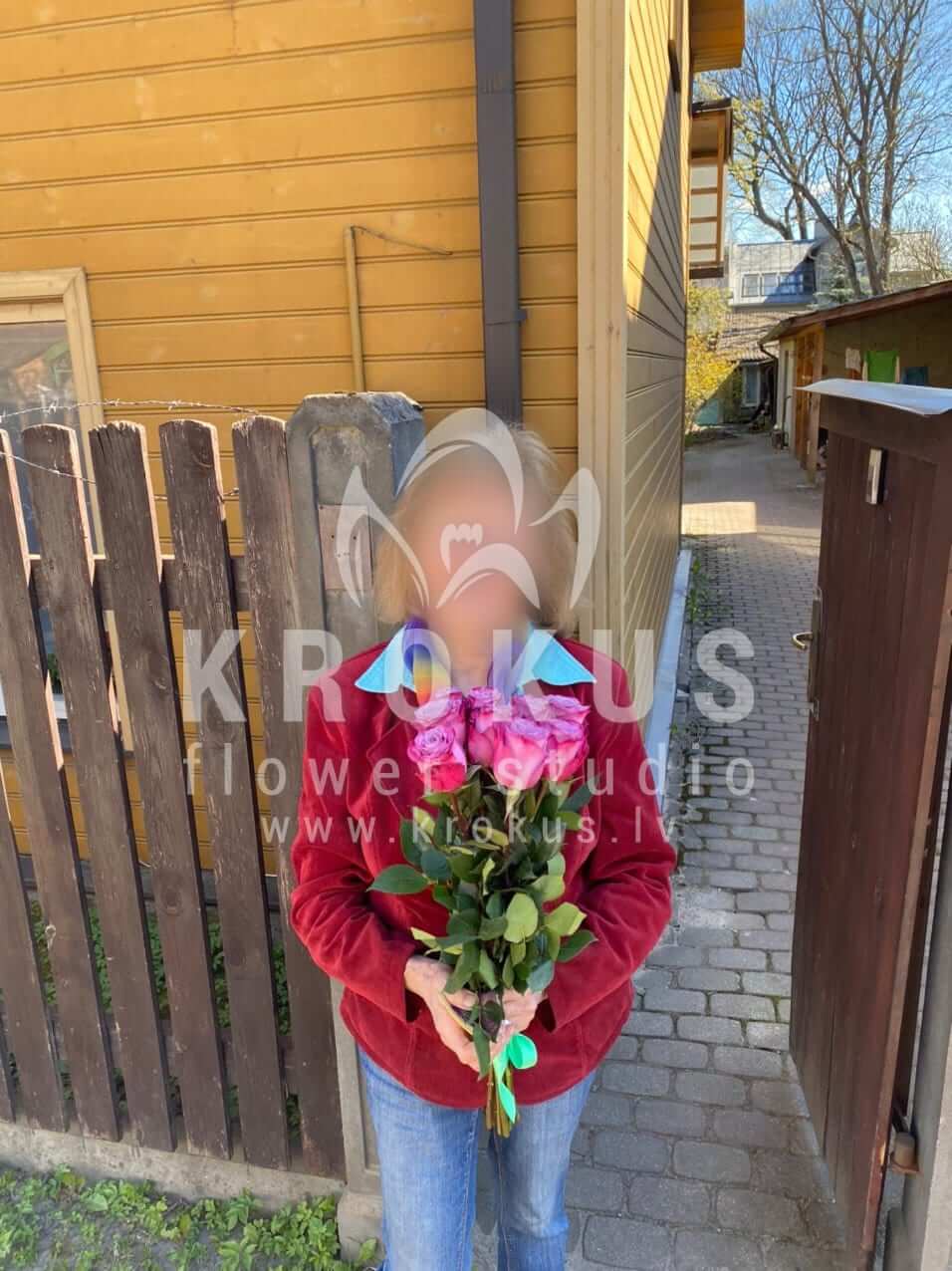 Deliver flowers to Rīga (bicolor roses)