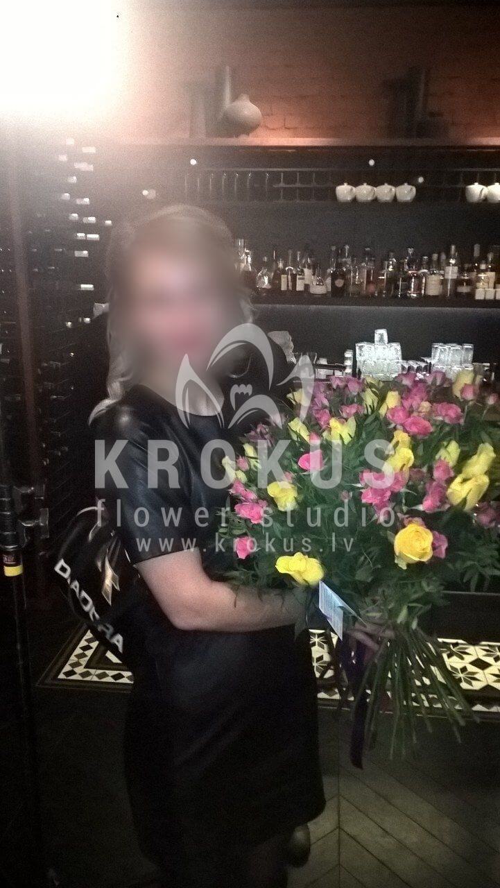 Доставка цветов в город Latvia (кустовые розырозовые розыфисташкажелтые розы)