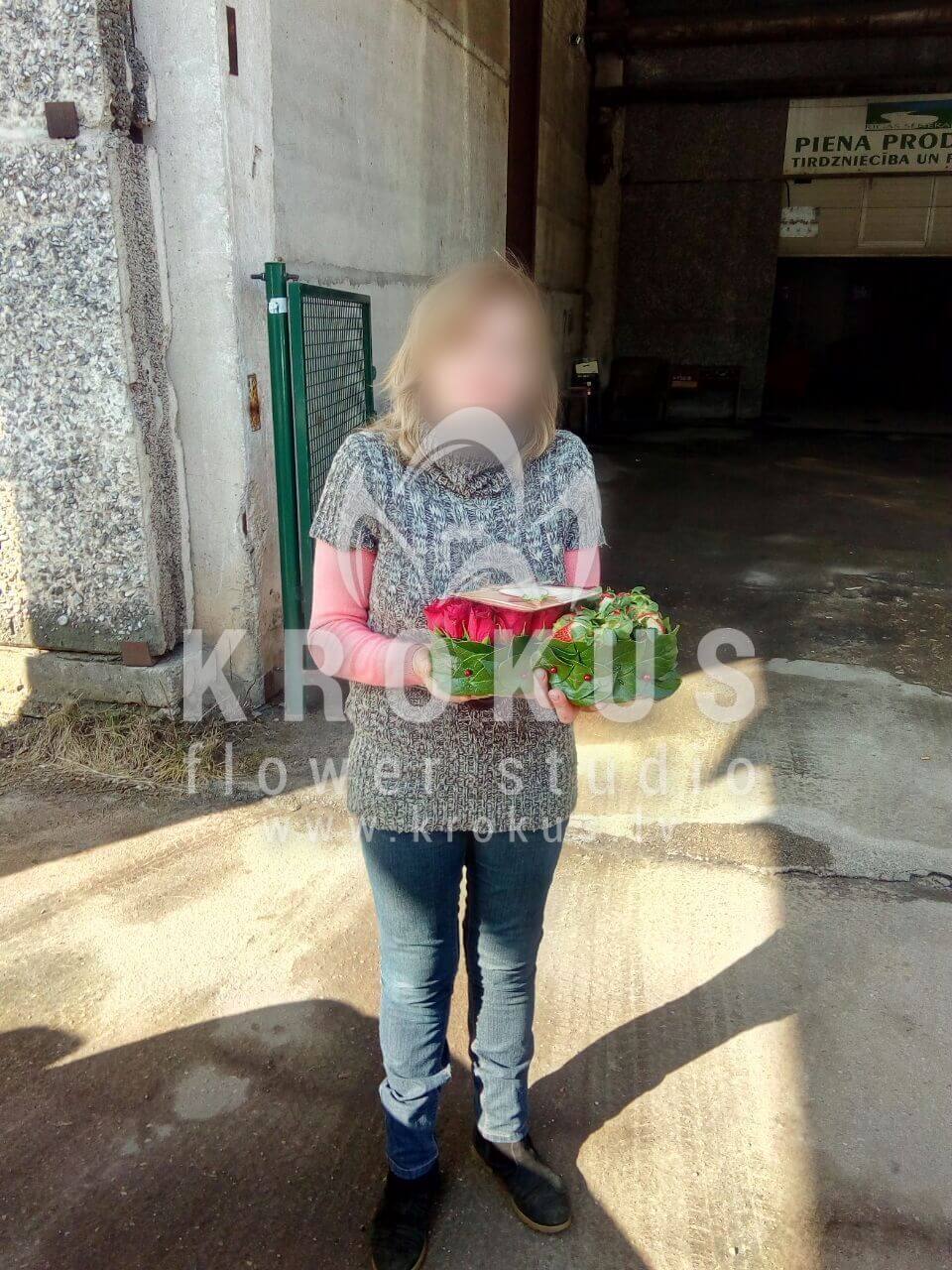 Deliver flowers to Latvia (salalred roses)