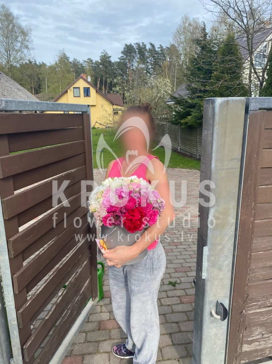 Deliver flowers to Kalngale (shrub rosespink rosesskimmiadahliapeony roseshydrangeasastrantiaozothamnuslisianthuses (eustoma))